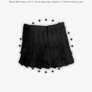 Black pleated skirt